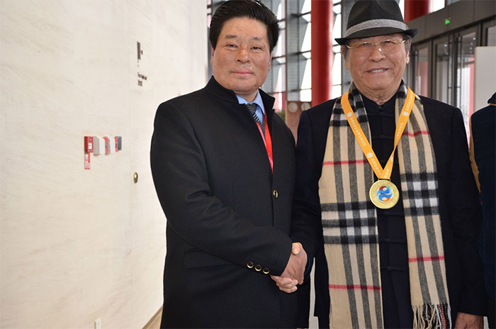 陳董事長在全球企業(yè)家生態(tài)論壇與演講家合影！