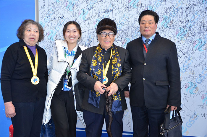 陳董事長在全球企業(yè)家生態(tài)論壇與演講家合影！