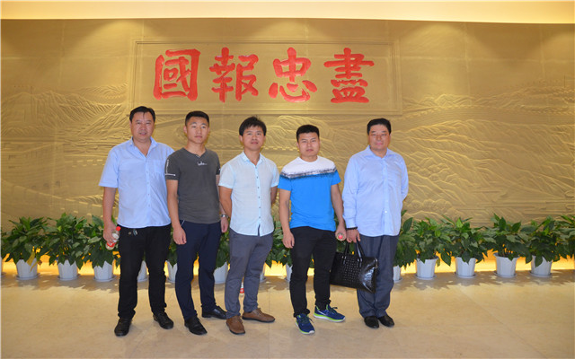 瑞奇特在岳飛廟合影