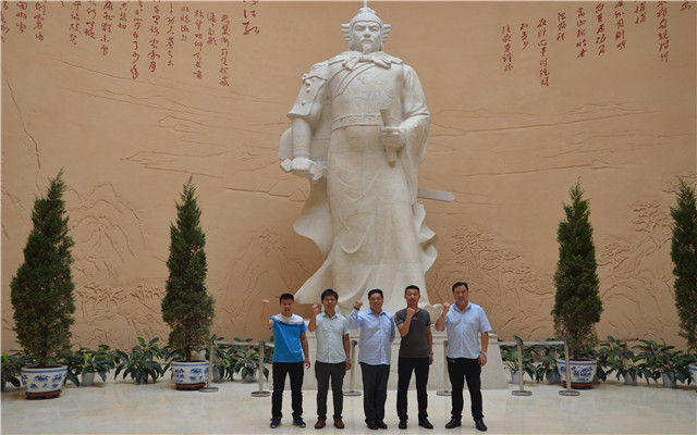 瑞奇特團隊岳飛塑像前合影 (2)