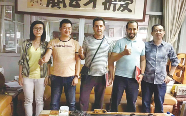 八匹馬交通設(shè)施公司與國外客戶合影